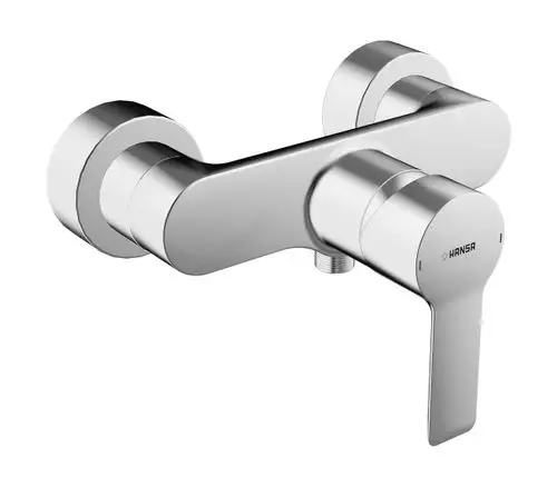 Einhebelmischer aus glänzendem Chrom, Wandmontage, mit einem Hebel zur Steuerung des Wasserflusses. Hersteller: HANSA.